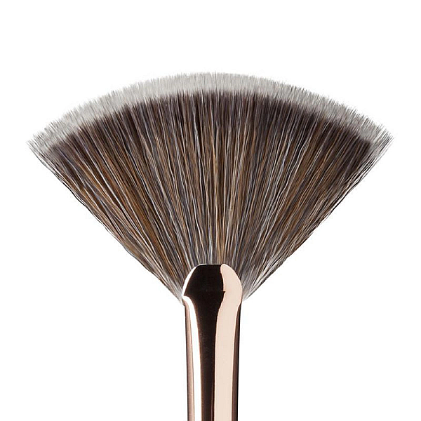 Pensula evantai pentru iluminator fan brush