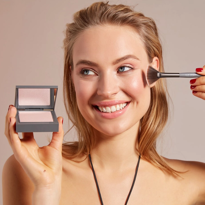 Iluminator compact powder highlighter